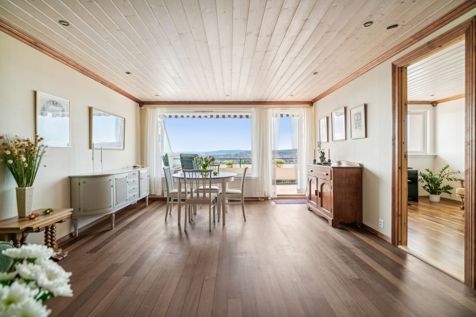 Store vindusflater slipper inn rikelig med naturlig lys. Galleribilde