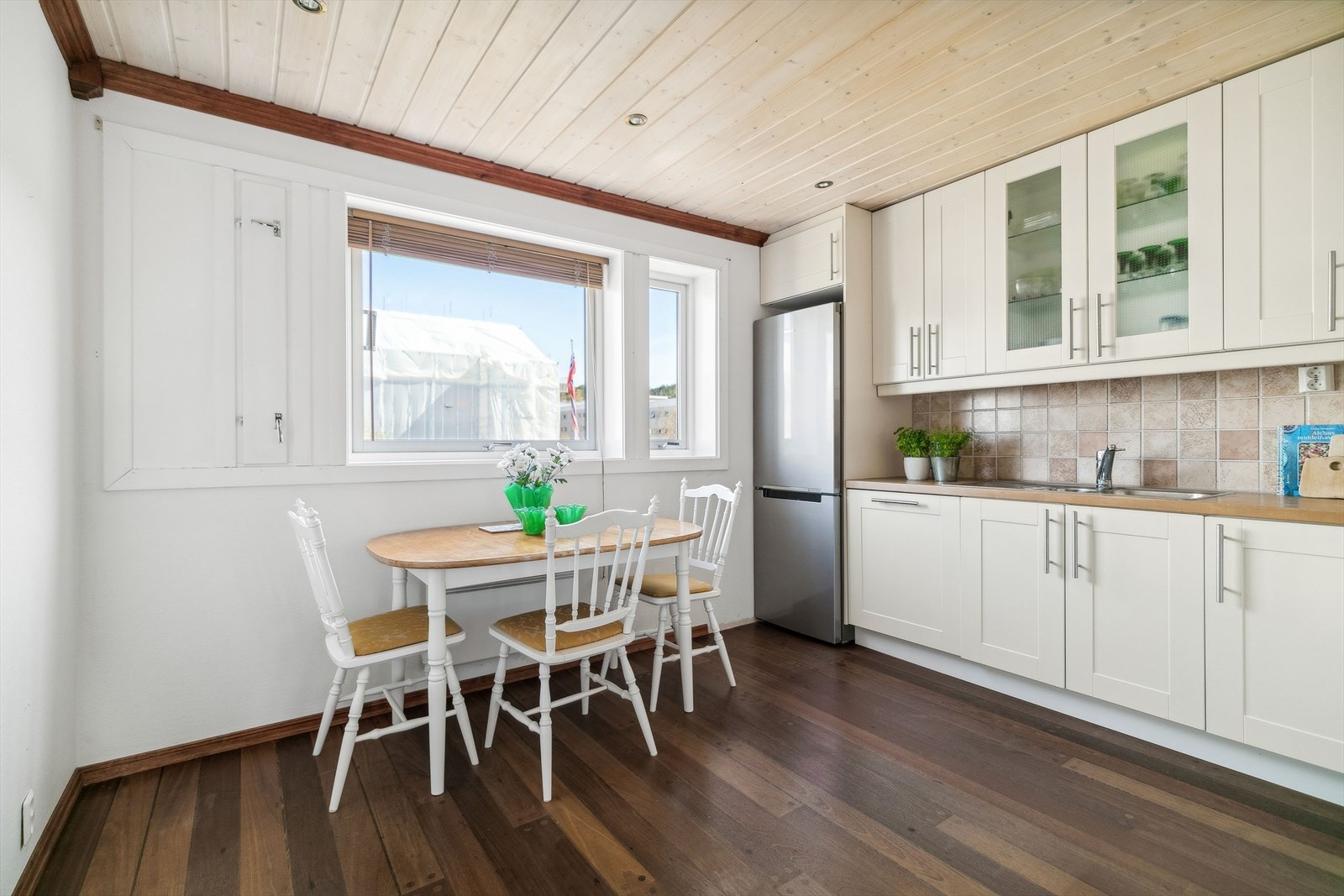 Integrert platetopp, komfyr, mikro og oppvaskmaskin. Frittstående kjøl/frys. Oppvaskkum av stål med 1-greps blandebatteri og avløpsrør av plast. Ventilator med kullfilter. Galleribilde