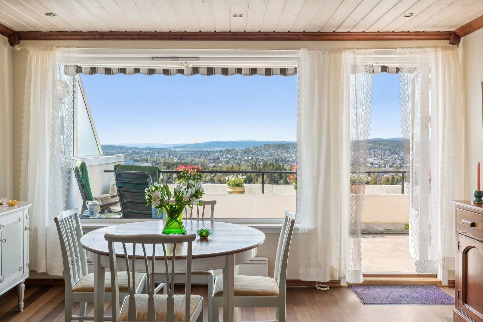 DNB Eiendom v/Veronica Melsnes har gleden av å presentere Bjørnefaret 2F! En gjennomgående 3-roms beliggende i byggets 4. etasje. Galleribilde