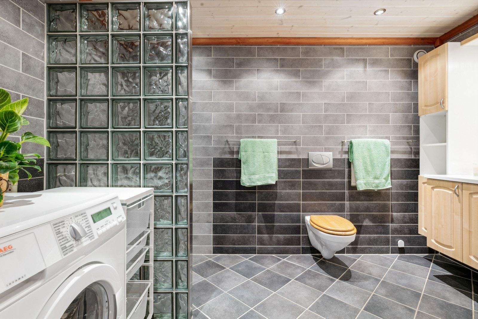 Vegghengt toalett og opplegg for vaskemaskin. Galleribilde