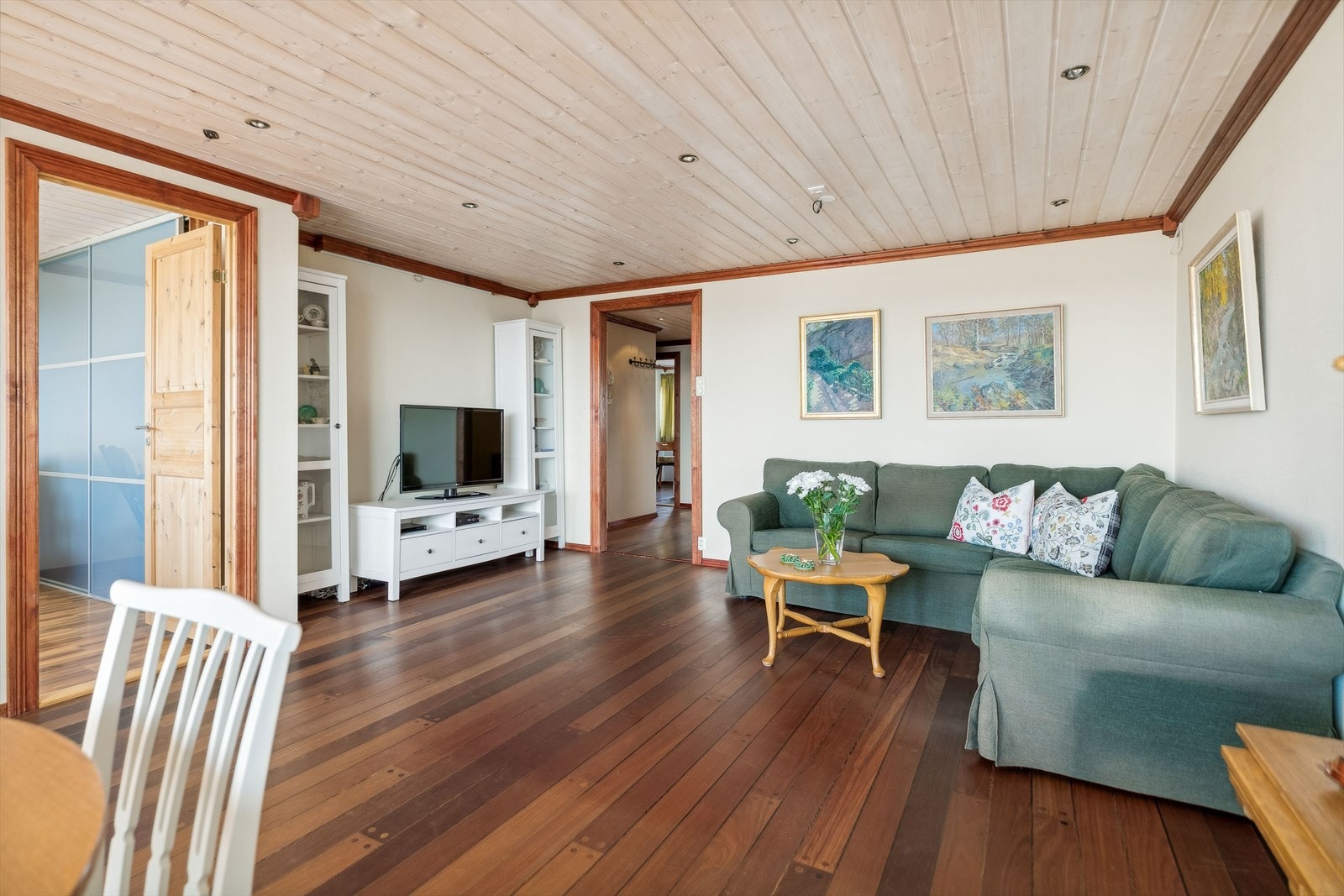 Romslig stue med spotter i himling. Galleribilde