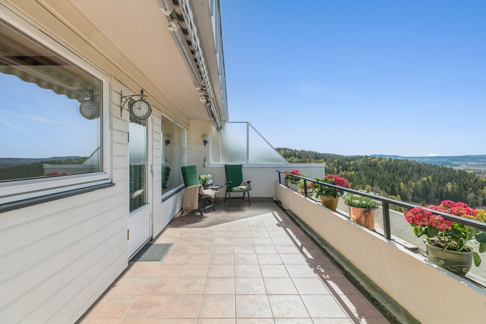 Solfylte sommerdager kan nytes på balkongen som er på hele 17 kvm med utgang fra stuen, og her har du i tillegg områdets mest langstrakte utsikt. Galleribilde