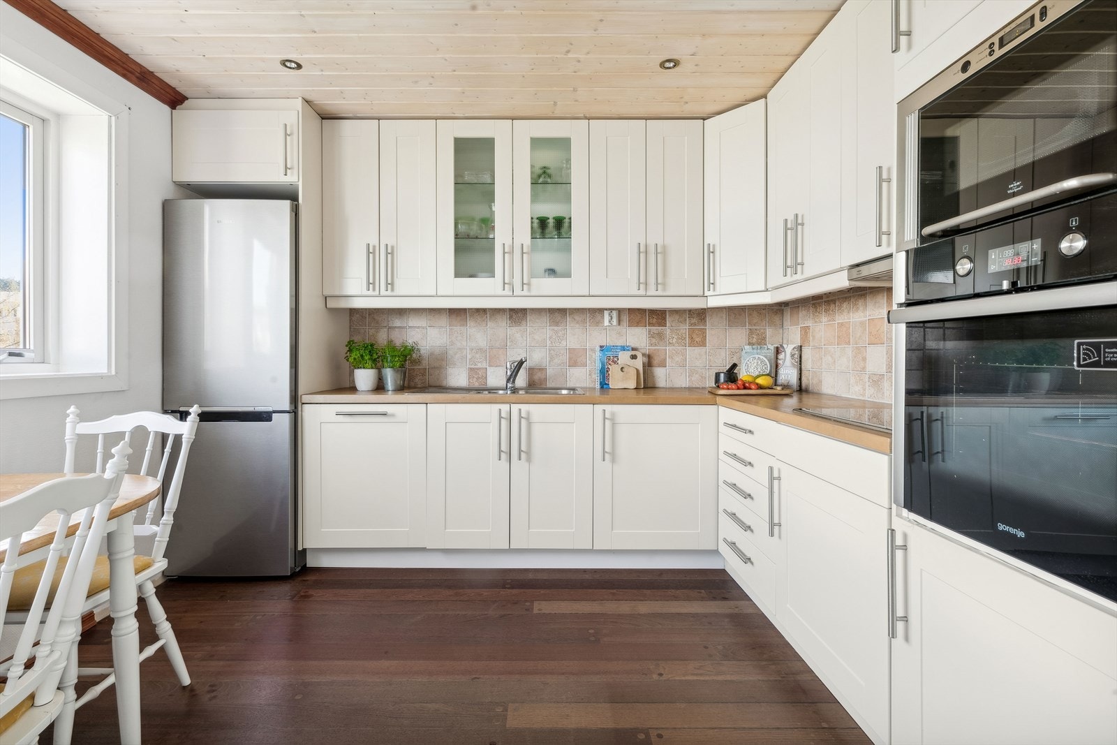 Leiligheten har et flott kjøkken med god benke- og skapplass. Galleribilde