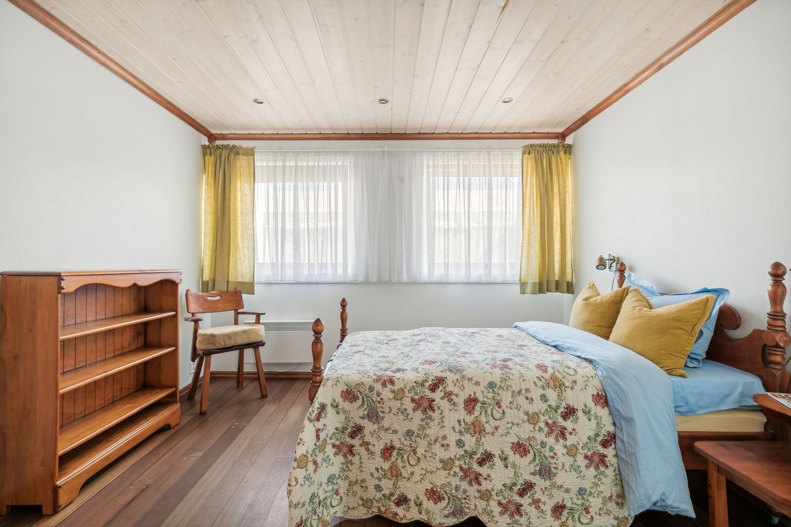 Begge soverommene er romslig i størrelsen, med god plass til seng, nattbord på hver side. Galleribilde