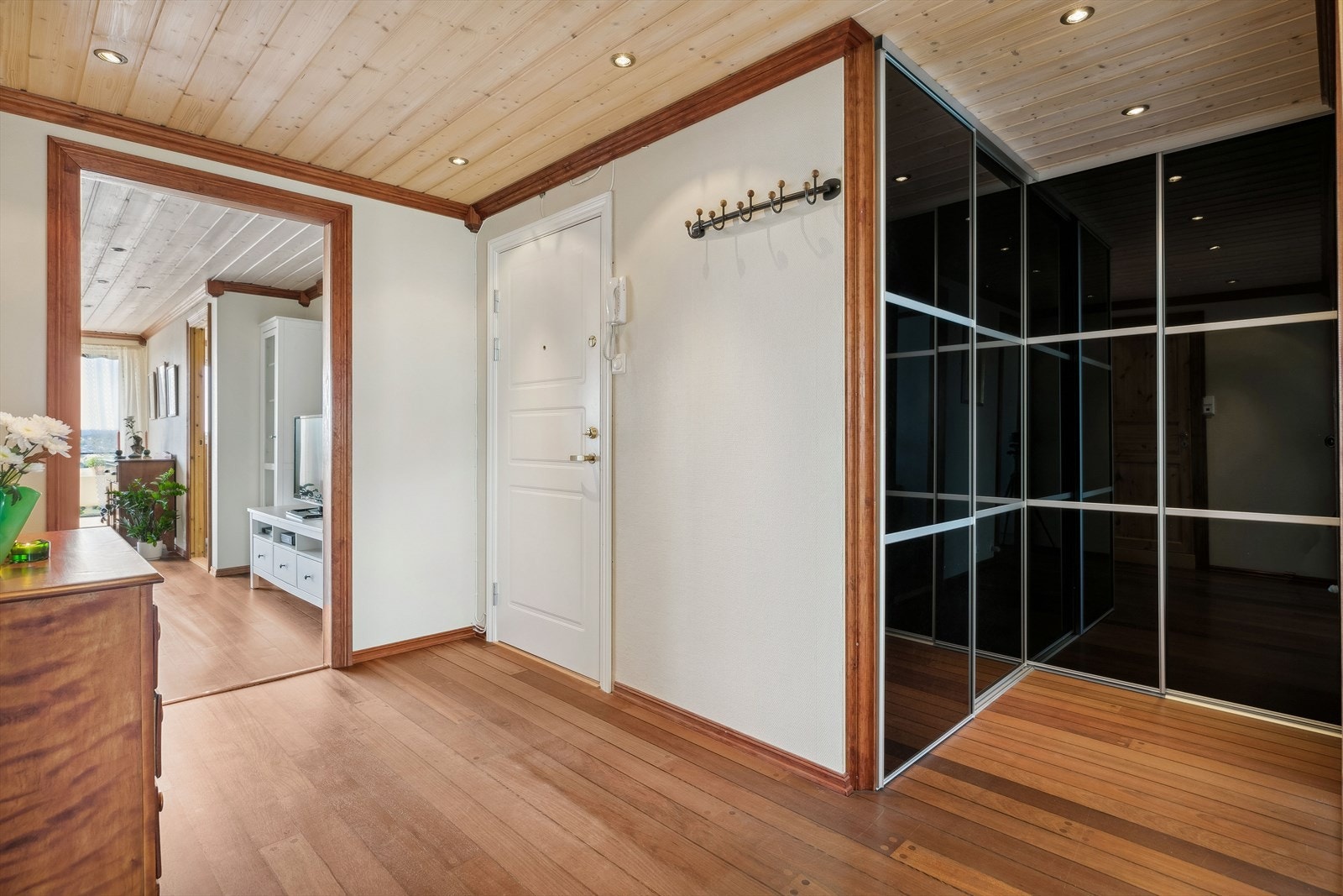 Romslig entré med hjørne-garderobeløsning. Galleribilde