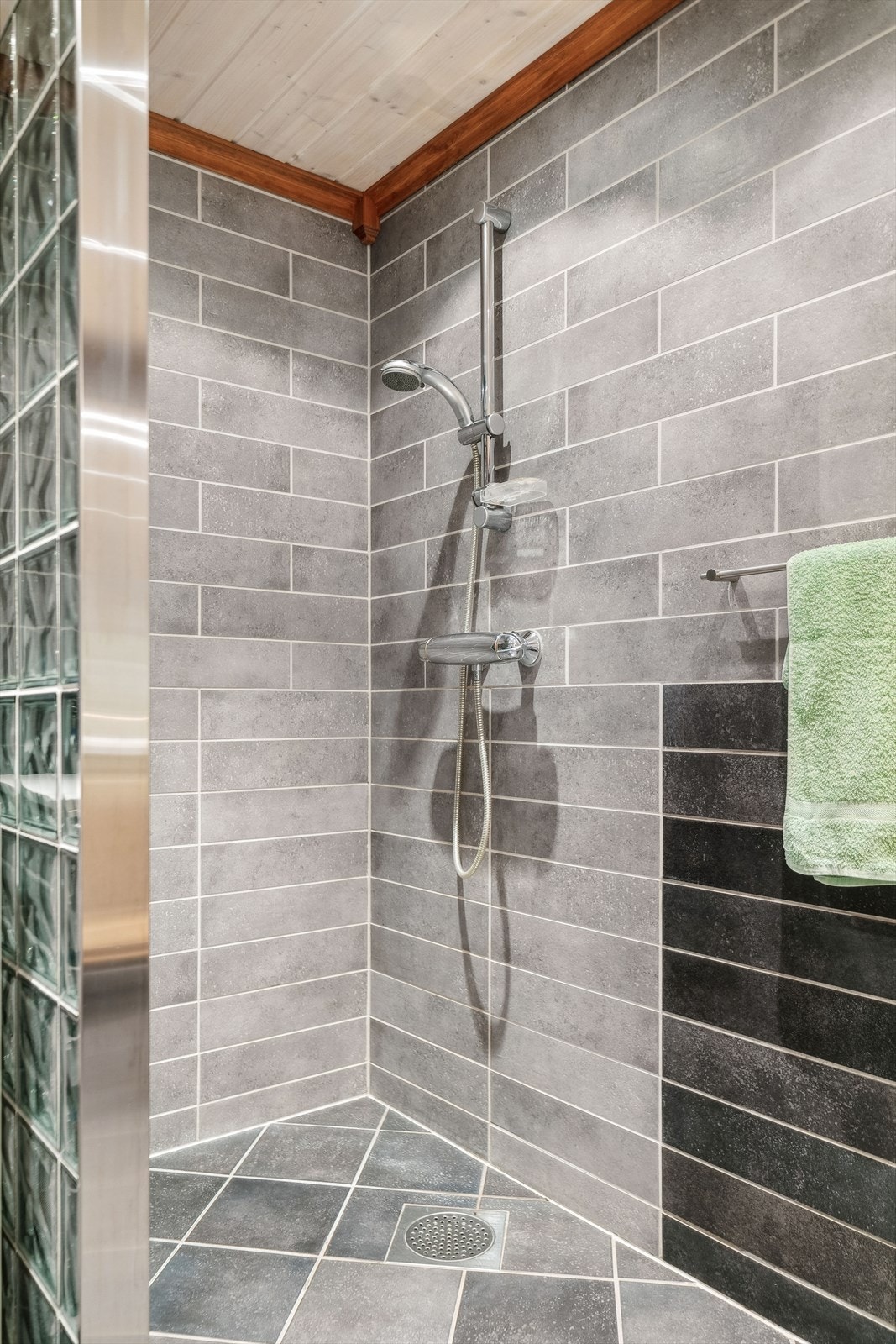 Innredning med profilert fronter og heldekkende servant med 1-greps blandebatteri og avløpsrør av plast. Galleribilde