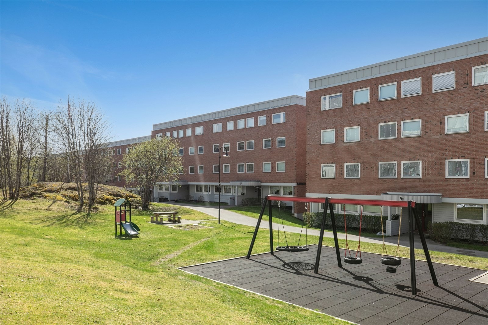 Leiligheten ligger i et sentralt og attraktivt boligområde i Blystadlia i Rælingen kommune. Galleribilde