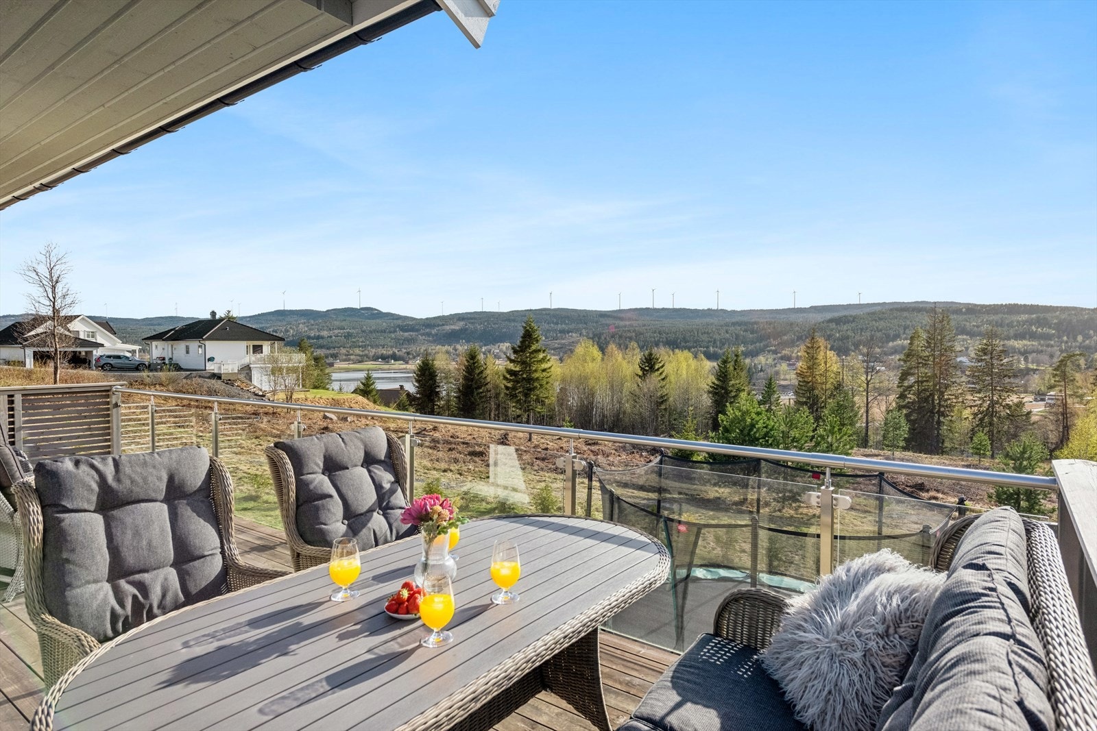 Boligen ligger høyt i terrenget, med regulert friareal på nedsiden av boligen. Galleribilde