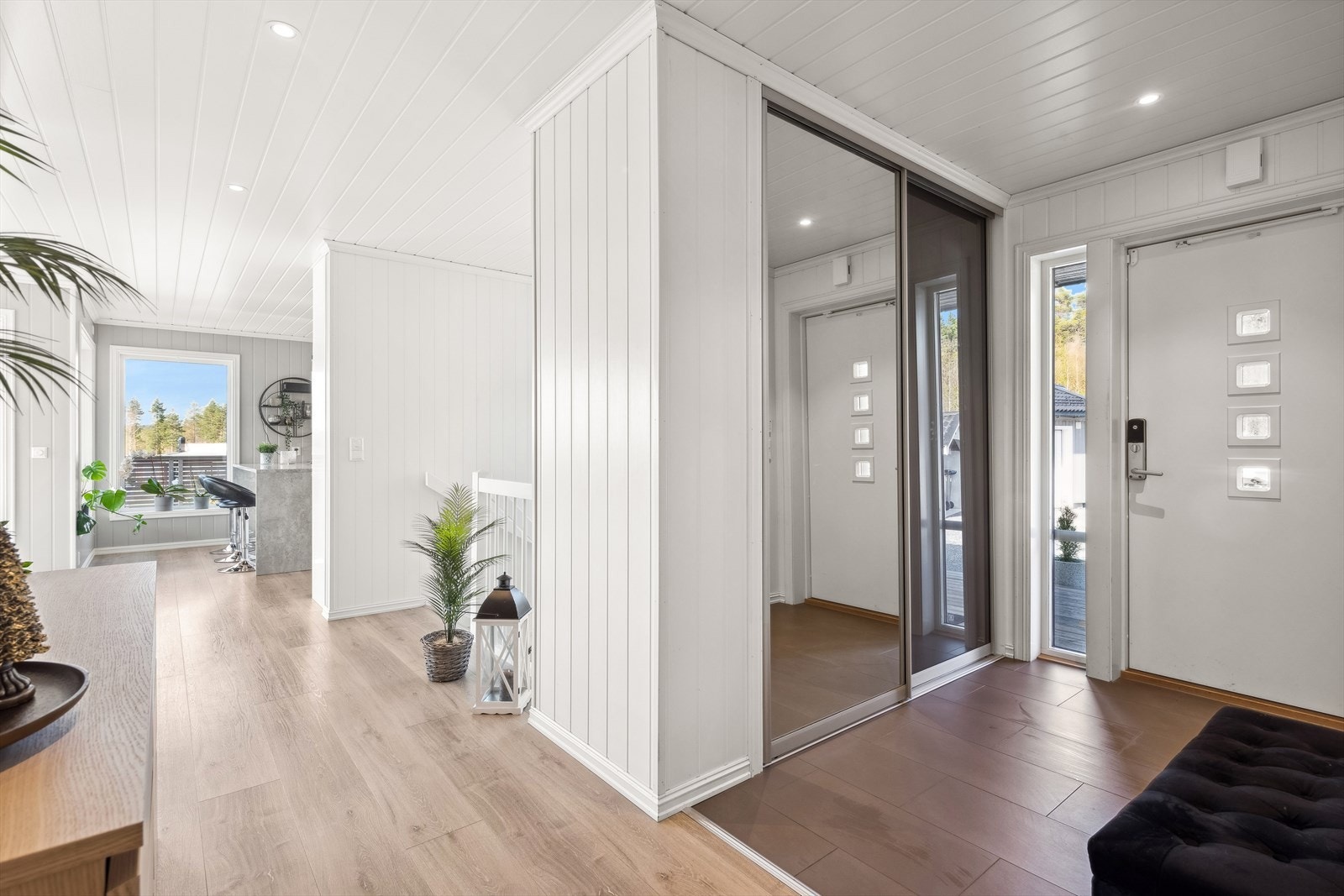 Velkommen inn i en romslig entré med skyvedørsgarderobe. Galleribilde