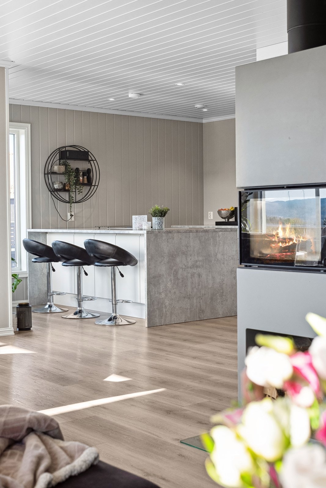 Kjøkkenøyen har barløsning som gjør matlagingen til en sosial aktivitet. Galleribilde