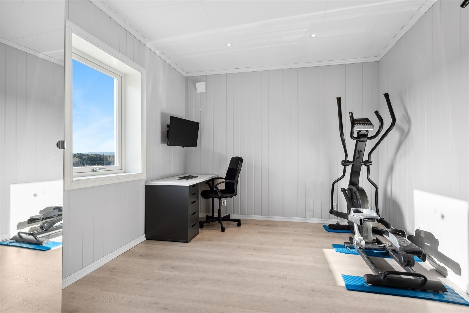 Det er et innredet rom innenfor garasjen som har blitt benyttet som kontor/treningsrom. Det er lagt gulvvarme i dette rommet. Galleribilde