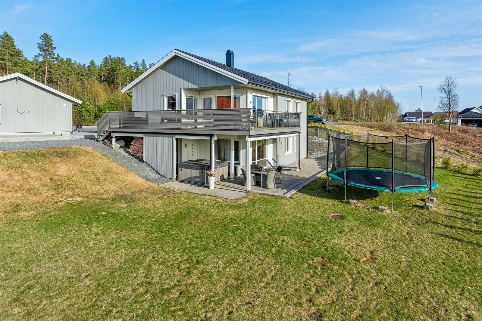 Påkostede utearealer med utstrakt bruk av både belegningsstein og støttemurer. Galleribilde