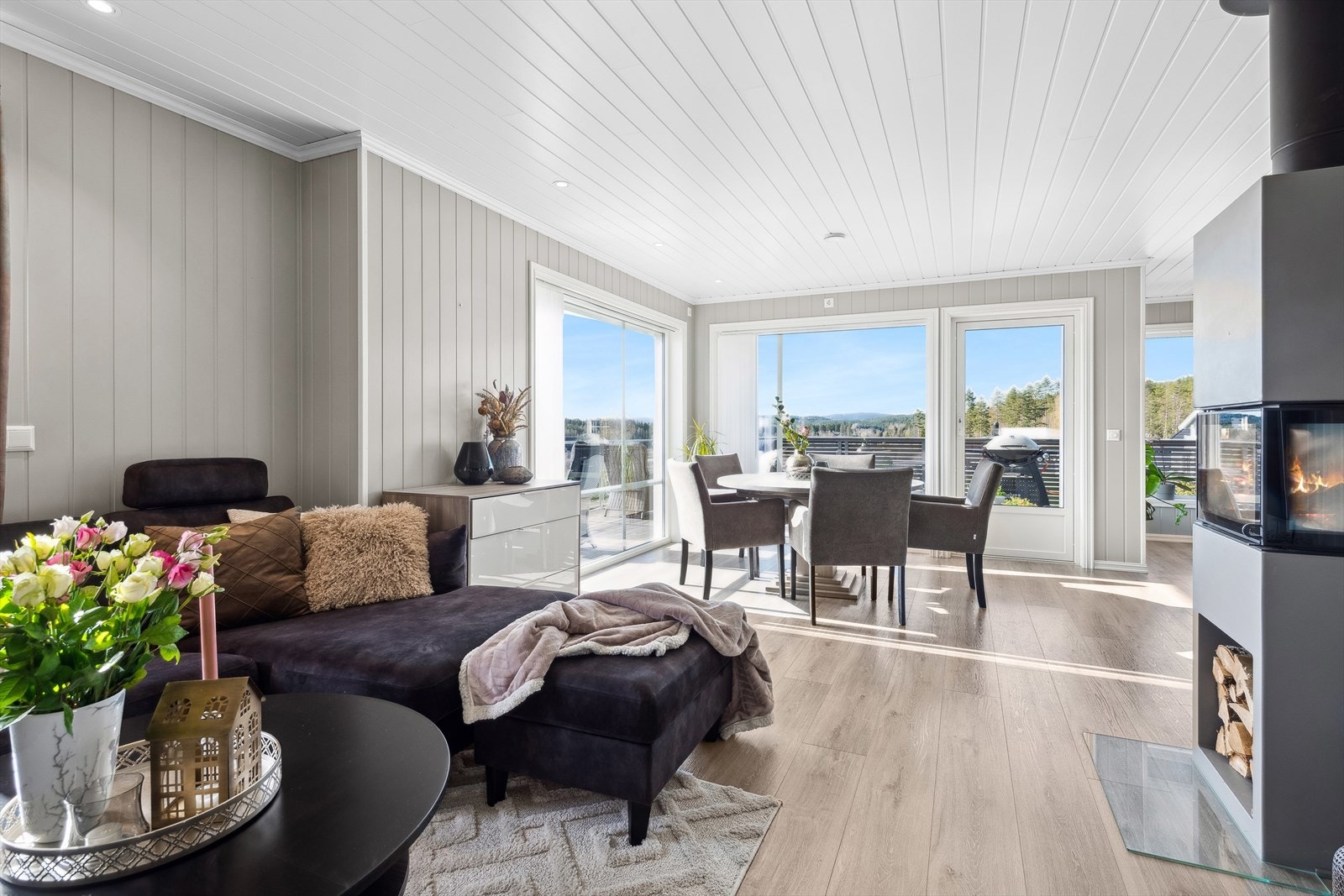 Peisovnen er smart plassert mellom stue, spisestue og kjøkken. Galleribilde