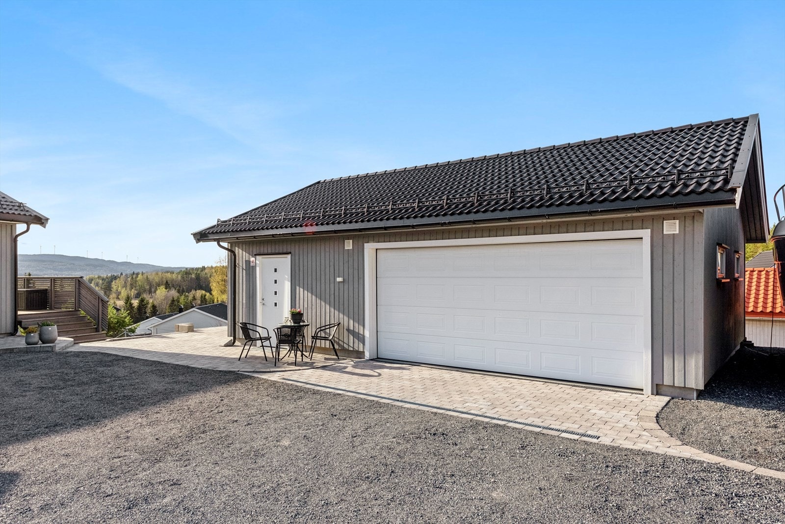 Stor isolert garasje på hele 63 kvm. Den har i tillegg et lagringsloft med 29 kvm gulvareal. Galleribilde