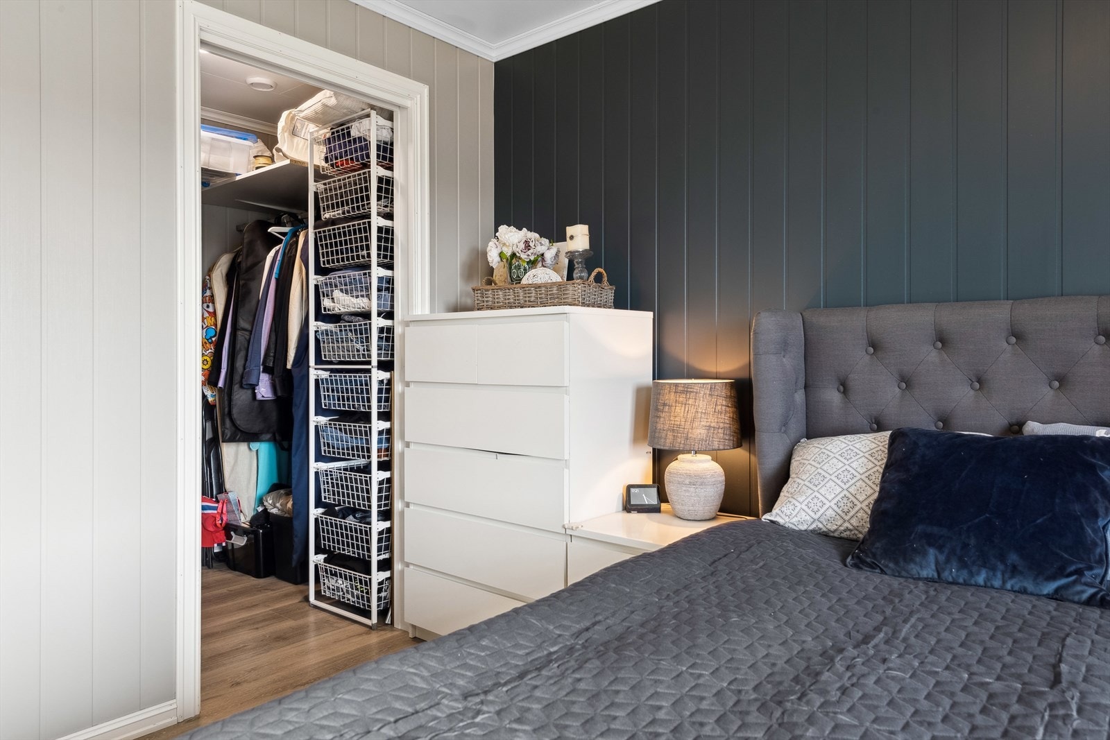 Garderoberom med skyvedør innenfor soverommet i 1. etasje. Galleribilde