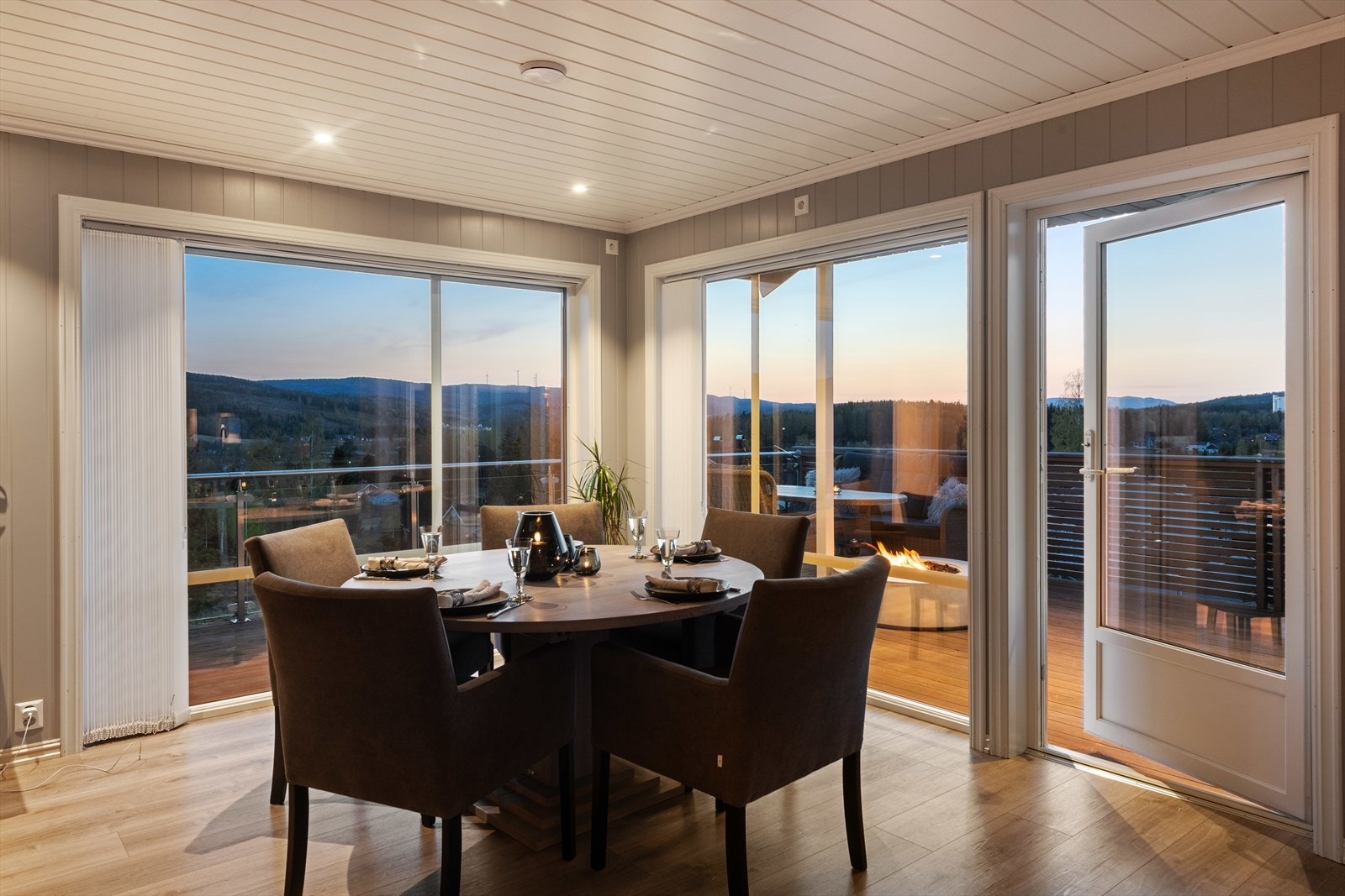 Det er LED downlights i både stue og kjøkken. Galleribilde