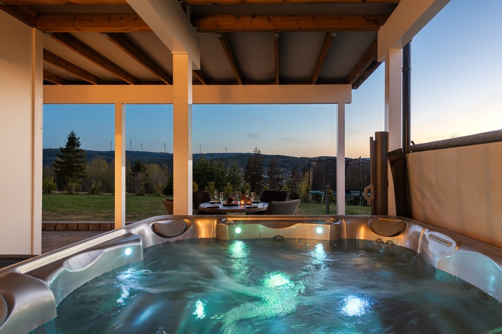 Rett utenfor stuen i underetasjen er det laget til boblebadekar. Galleribilde