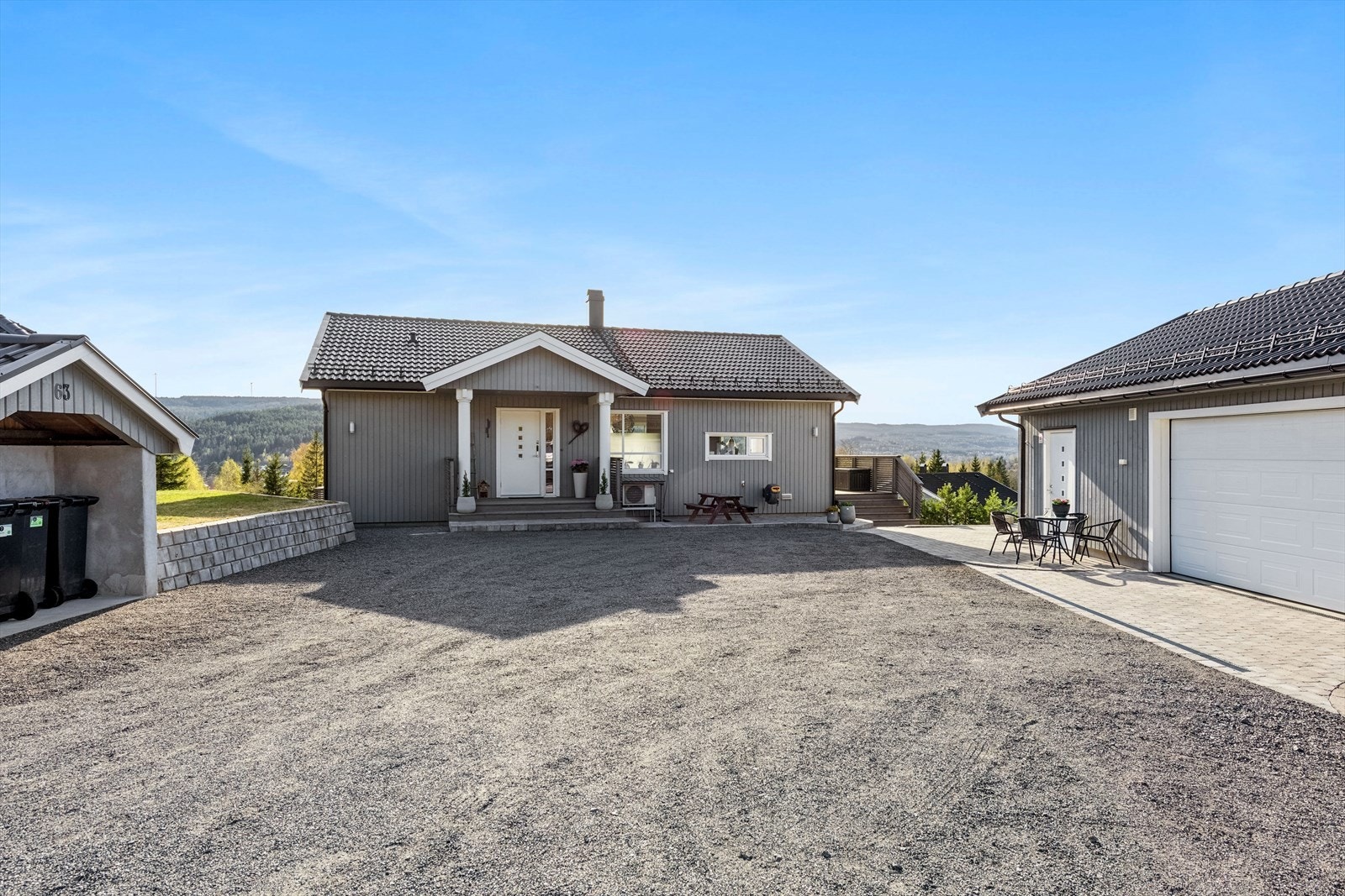 Romslig innkjørsel som har godt med oppstillingsplasser. Galleribilde