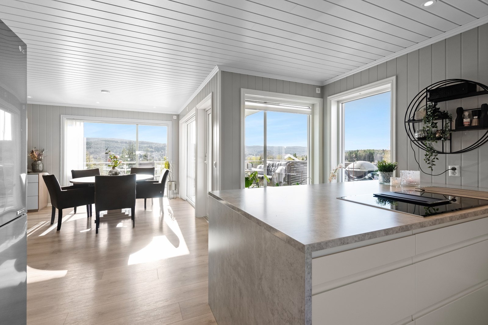 Det er åpne løsninger som gir rommene en luftig følelse. Galleribilde