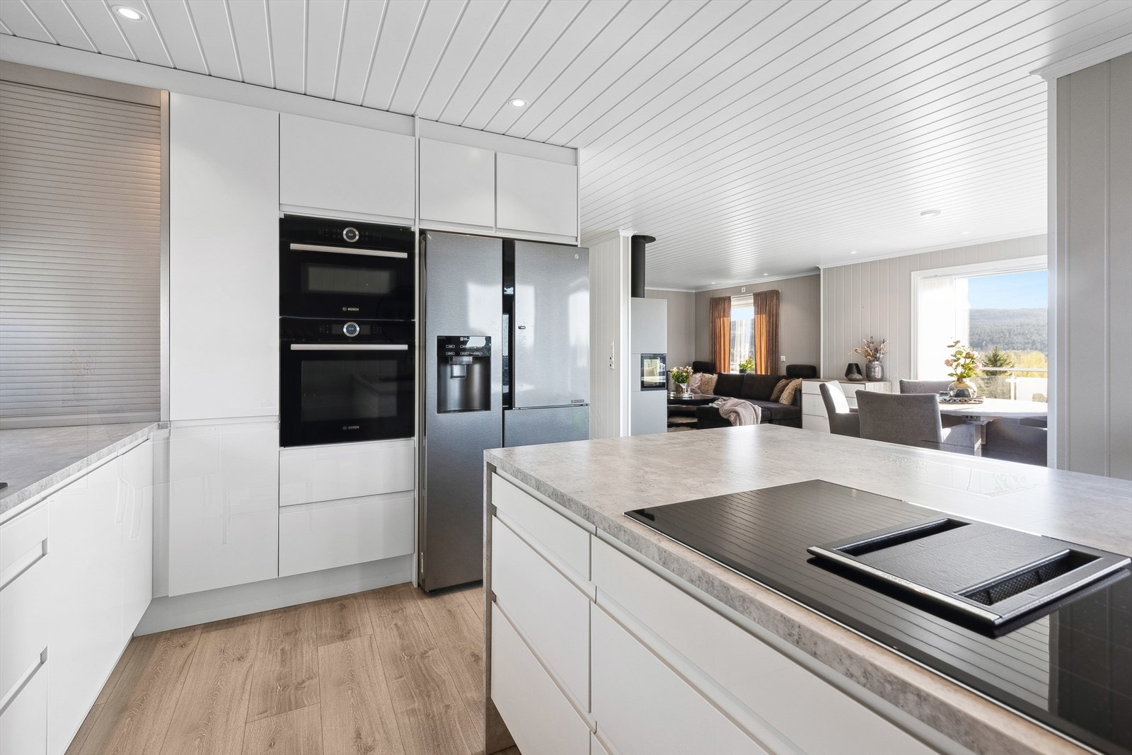 To stekeovner, den ene kombinert med microfunksjon, oppvaskmaskin, koketopp og side by side kjøl/frys medfølger boligen. Galleribilde