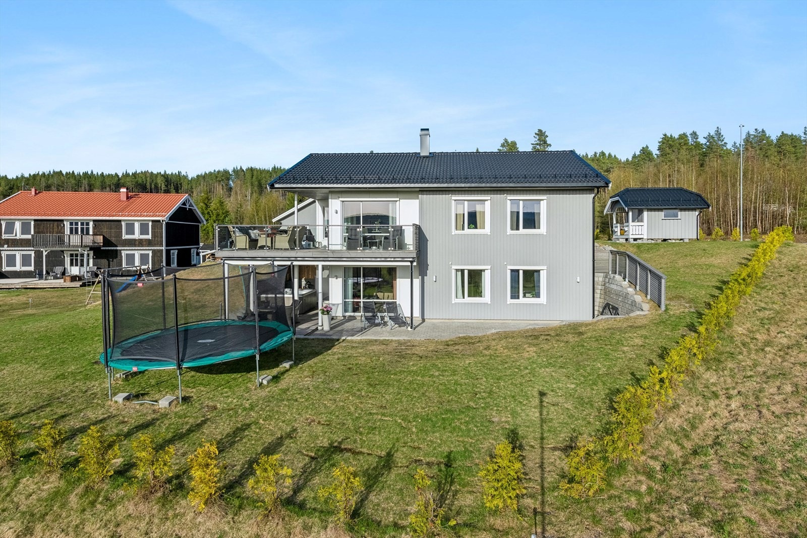 Tomten på hele 1291 kvm gir rikelig med tumleplass for liten og stor. Galleribilde