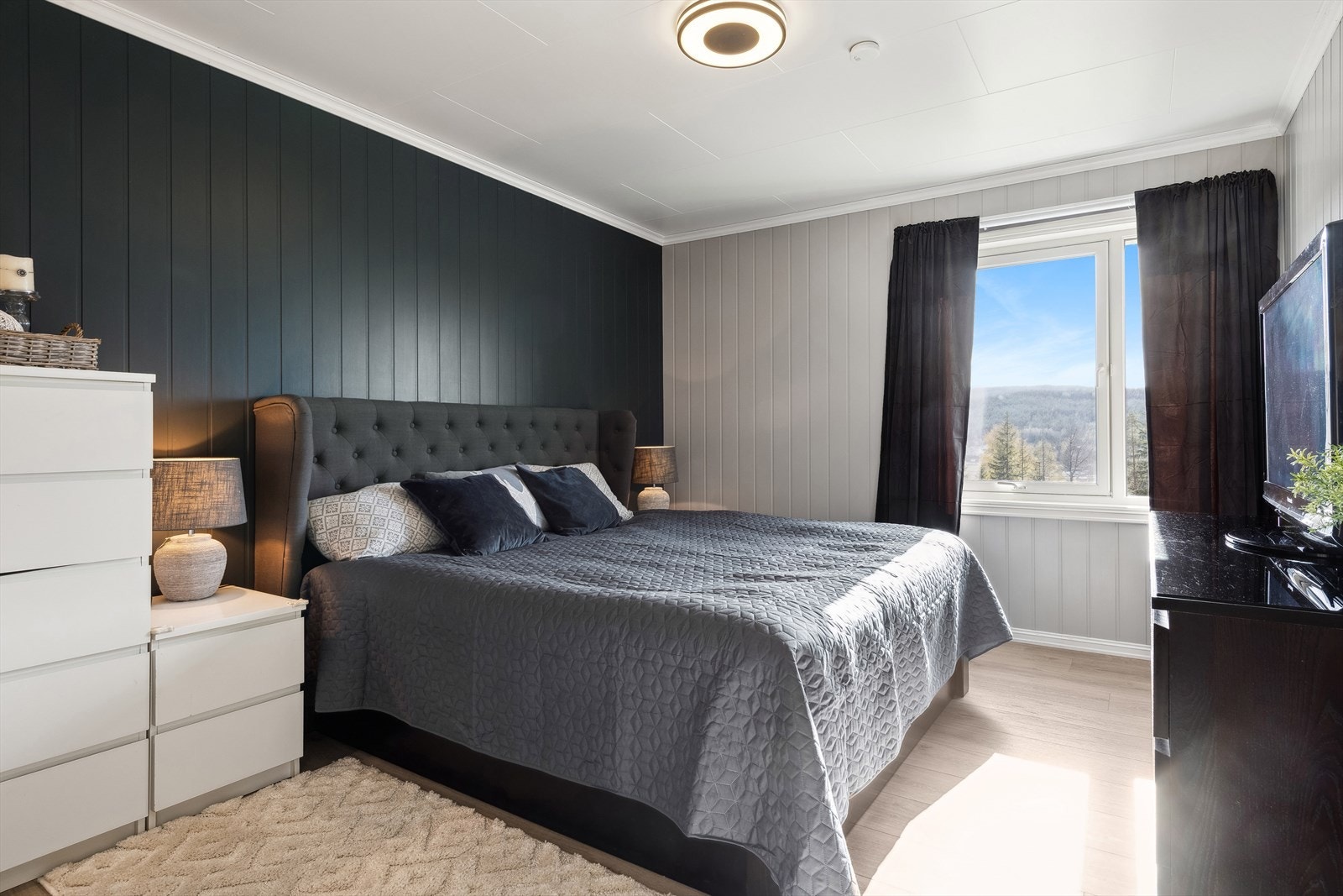 Hovedsoverommet i 1. etasje er praktisk plassert ved siden av badet. Galleribilde