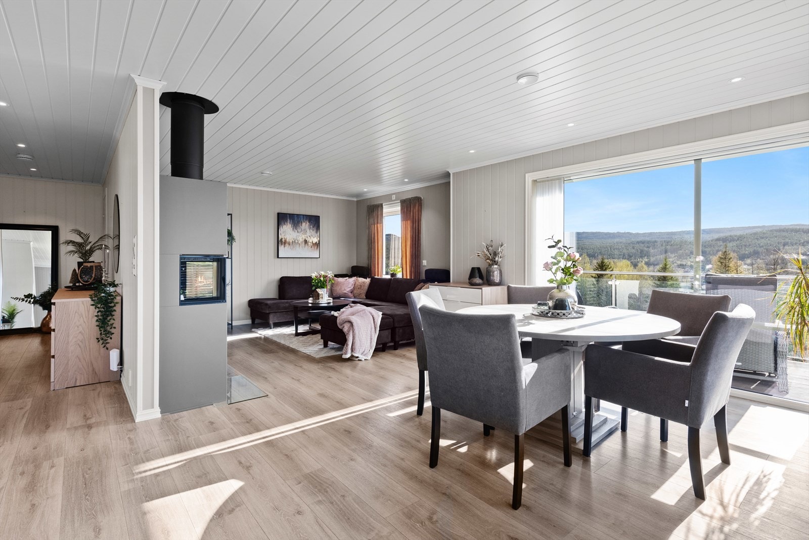 Romslig stue med store vinduer hvor man får svært flott utsikt. Galleribilde