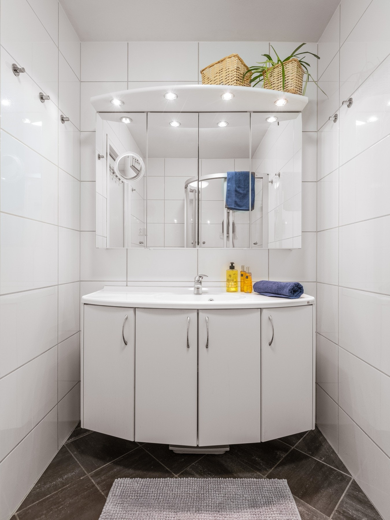 Rikelig med oppbevaringsplass på badet. Galleribilde