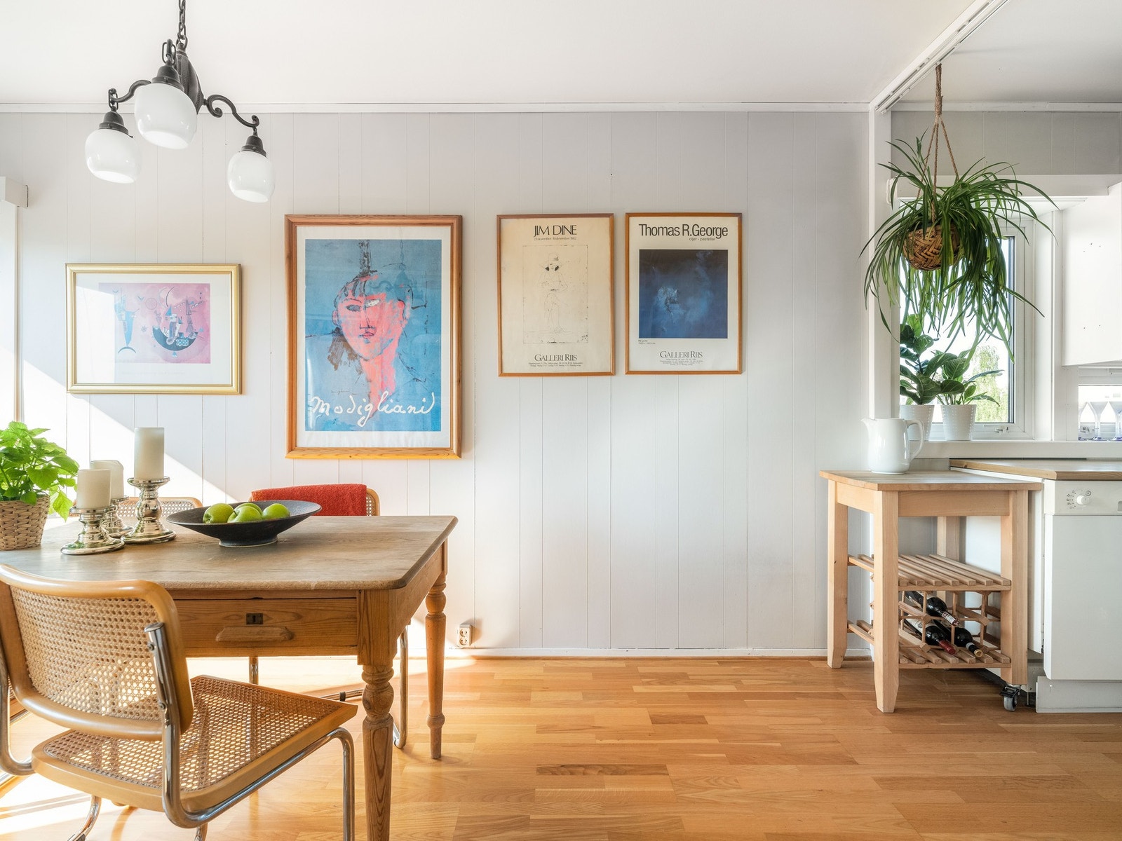 Med dagens planløsning er det god plass til spisesone. Galleribilde