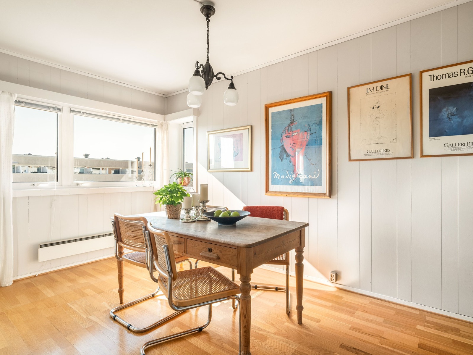 Spisestuen kan også gjøres om til et soverom hvis det er behov for det. Med ekstra spisestueplass gir det en fin gjennomlysning i hele leiligheten. Galleribilde