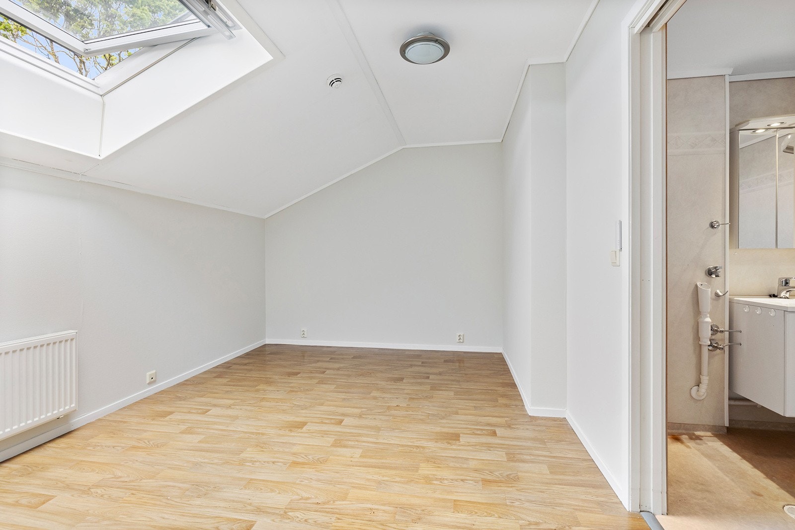 Soverom med adkomst til badet Galleribilde