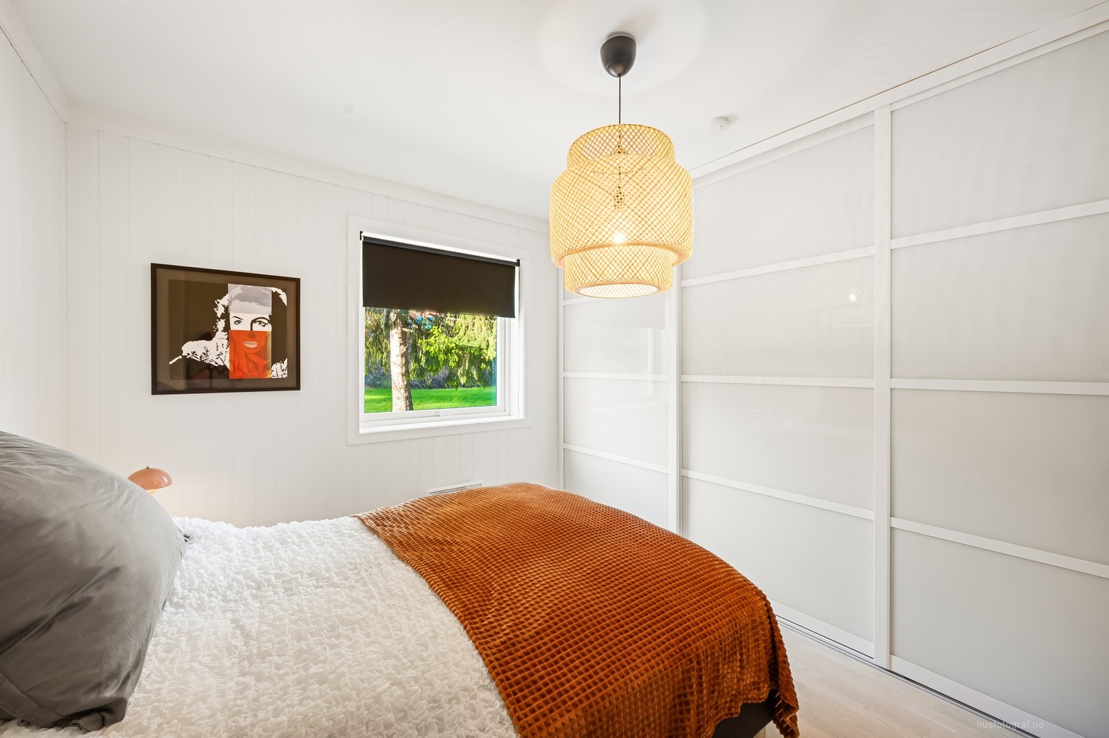 Hovedsoverommet har en stor skyvedørsgarderobe. Galleribilde