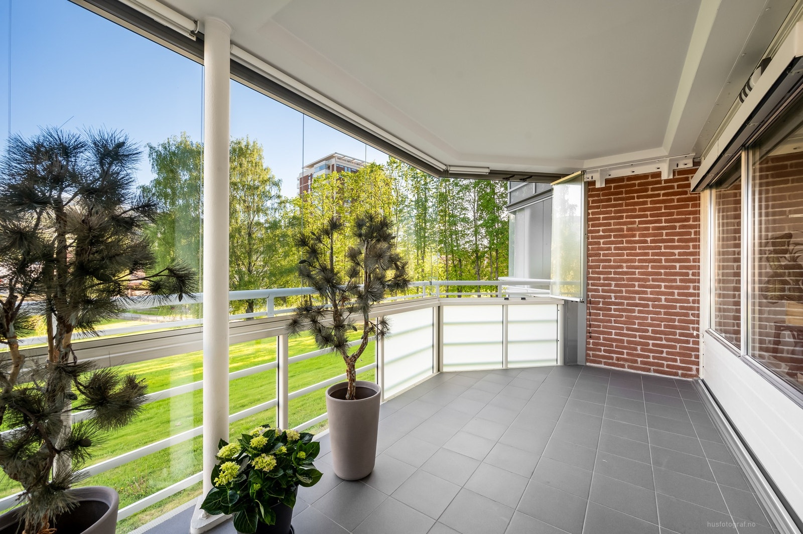Fra stuen er det utgang til en meget solrik sørvendt innglasset balkong på ca. 19 m² Galleribilde