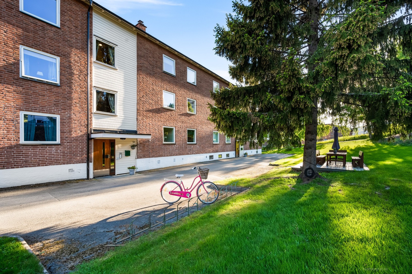 Leiligheten har god beliggenhet i rolig blindvei sentralt på Åssiden. Galleribilde