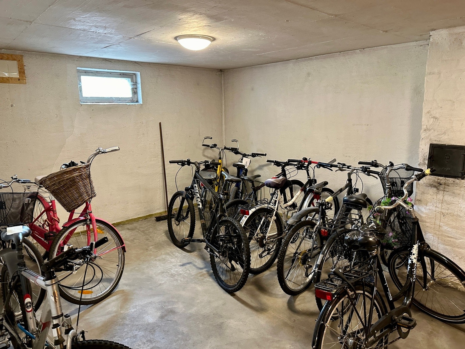 Felles sykkelparkering i kjeller. Galleribilde