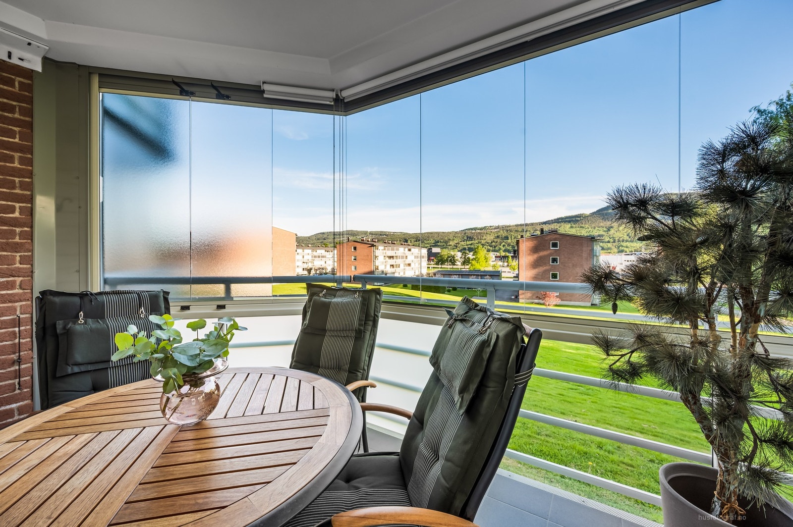 Det er montert innvendige rullgardiner på balkong. Galleribilde