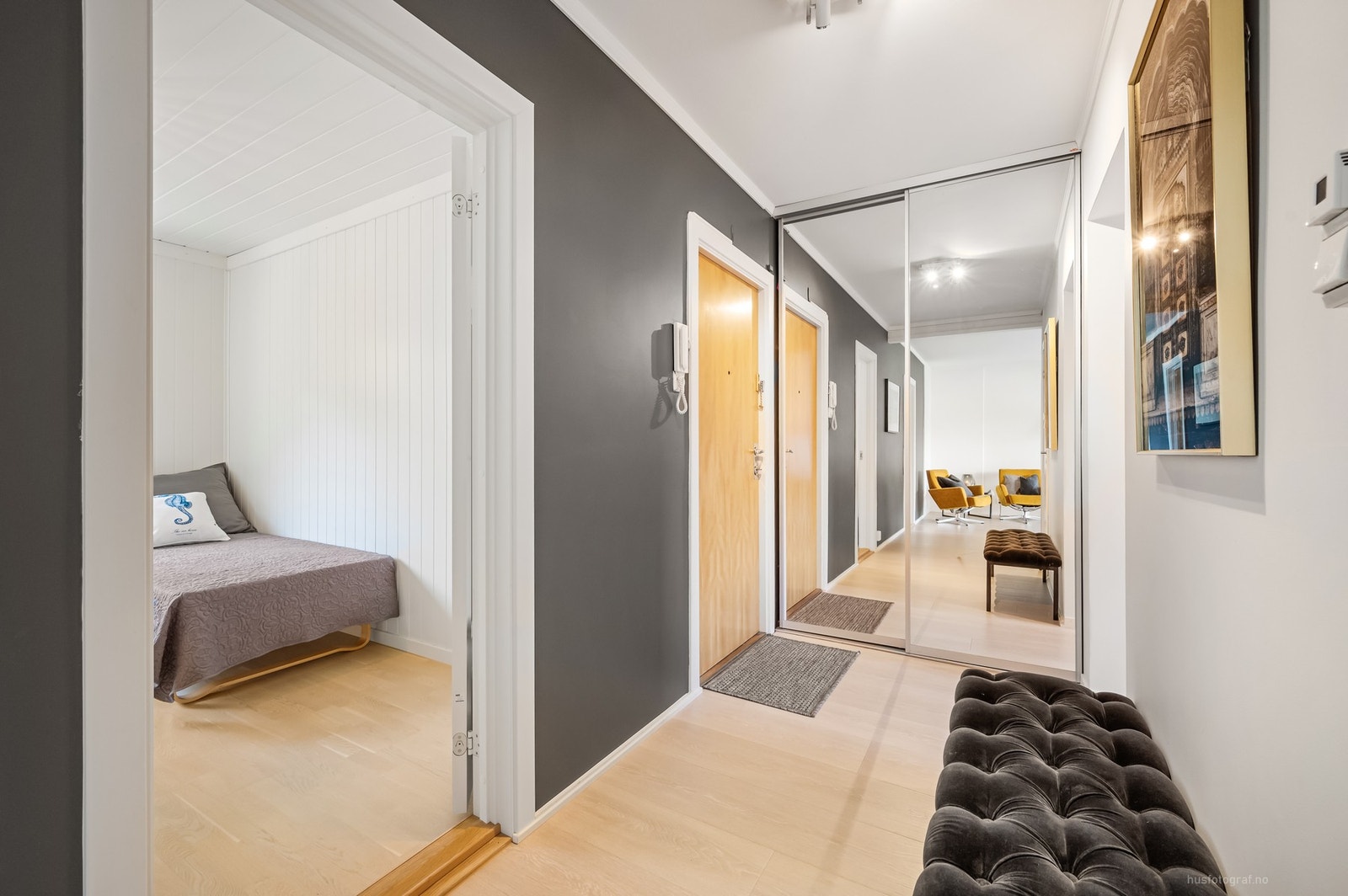 I entréen er det skyvedørsgarderobe med rikelig av oppbevaringsplass. Galleribilde