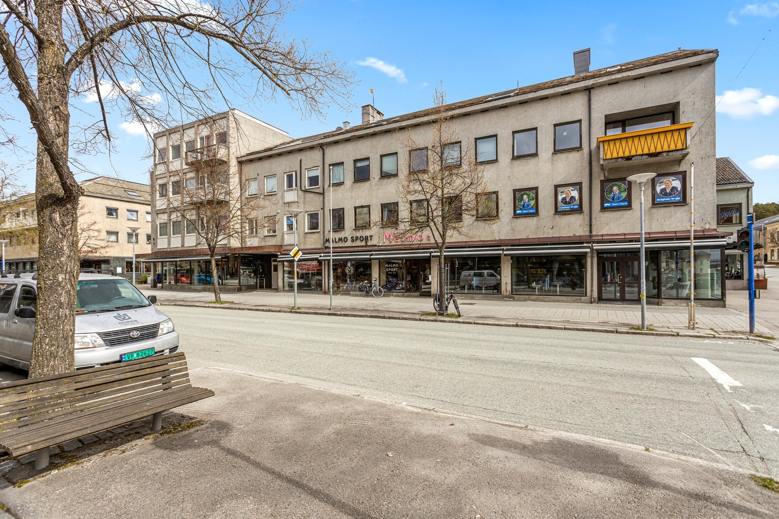 Inkludert i leilighetens månedlige felleskostnader TV/Internett, kommunale avgifter, felles husforsikring, strøm i fellesareal. Galleribilde