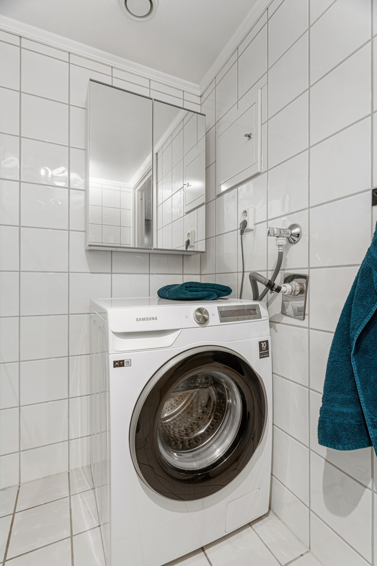 Utstyrt med servantskap, toalett, dusj og opplegg for vaskemaskin Galleribilde