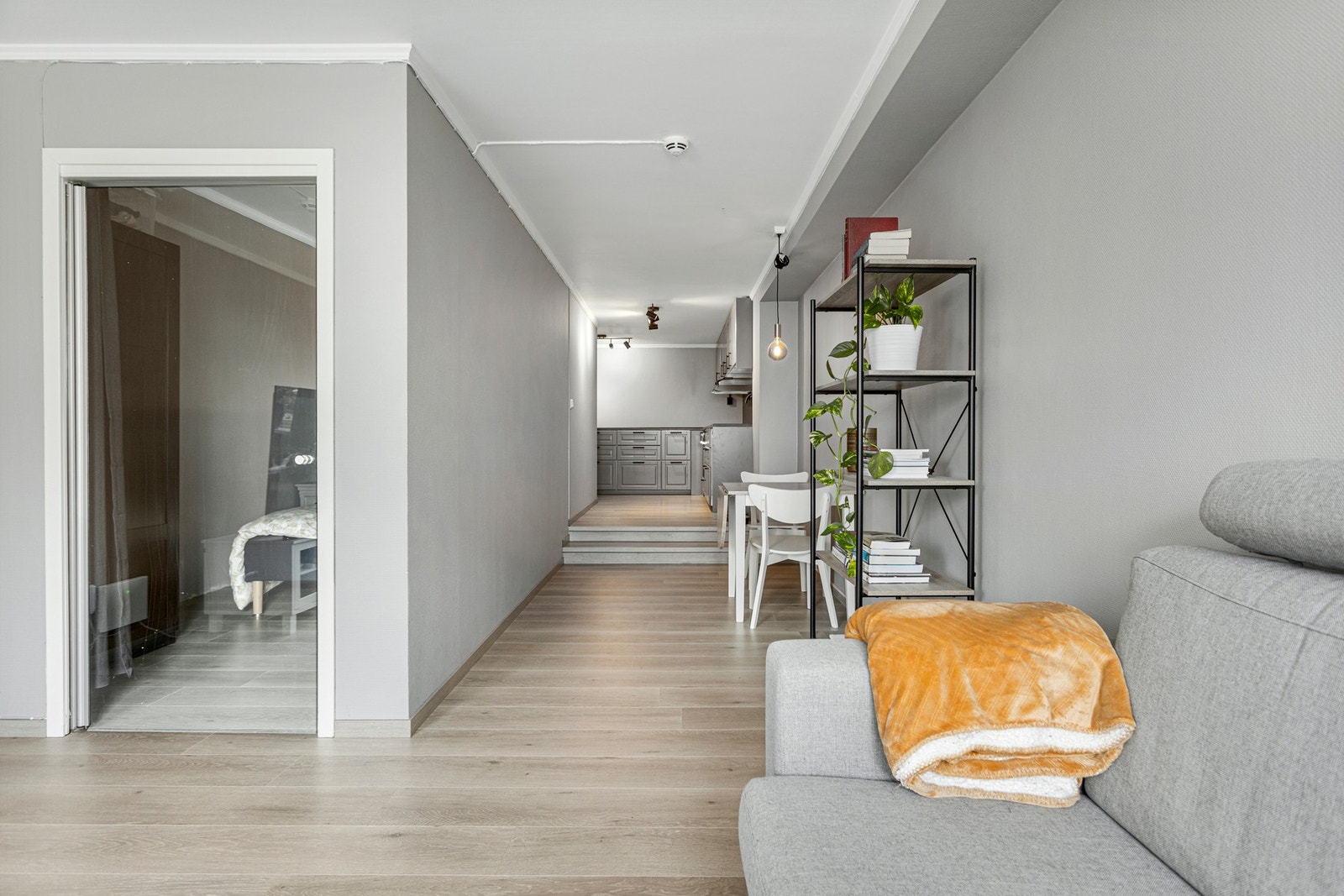 Leiligheten har en smart løsning på sovealkove, med glassdør inn fra stuen. Galleribilde
