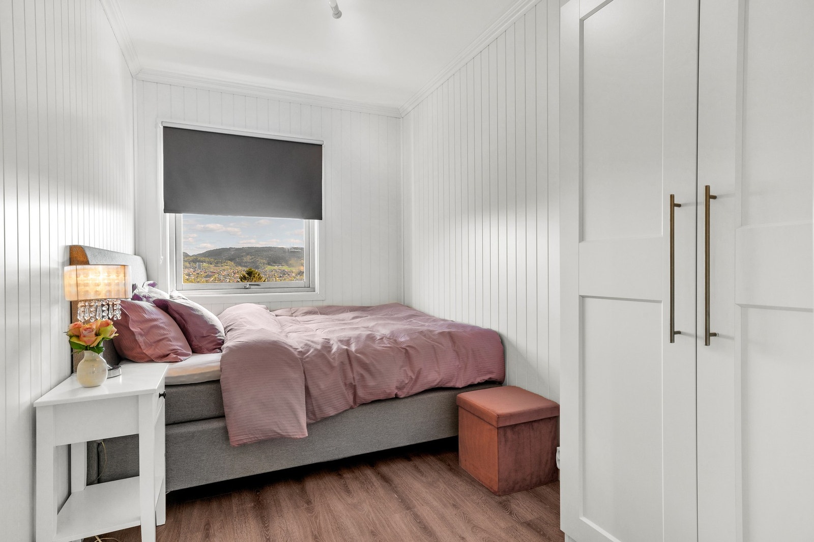 Soverom på 7 m²med plass til både seng, garderobe og skrivepult. Galleribilde