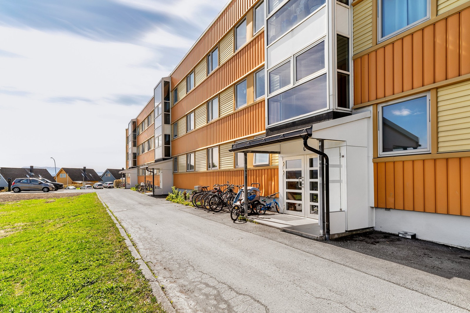 Inngangsparti. Leiligheten disponerer tre boder i kjeller. Galleribilde