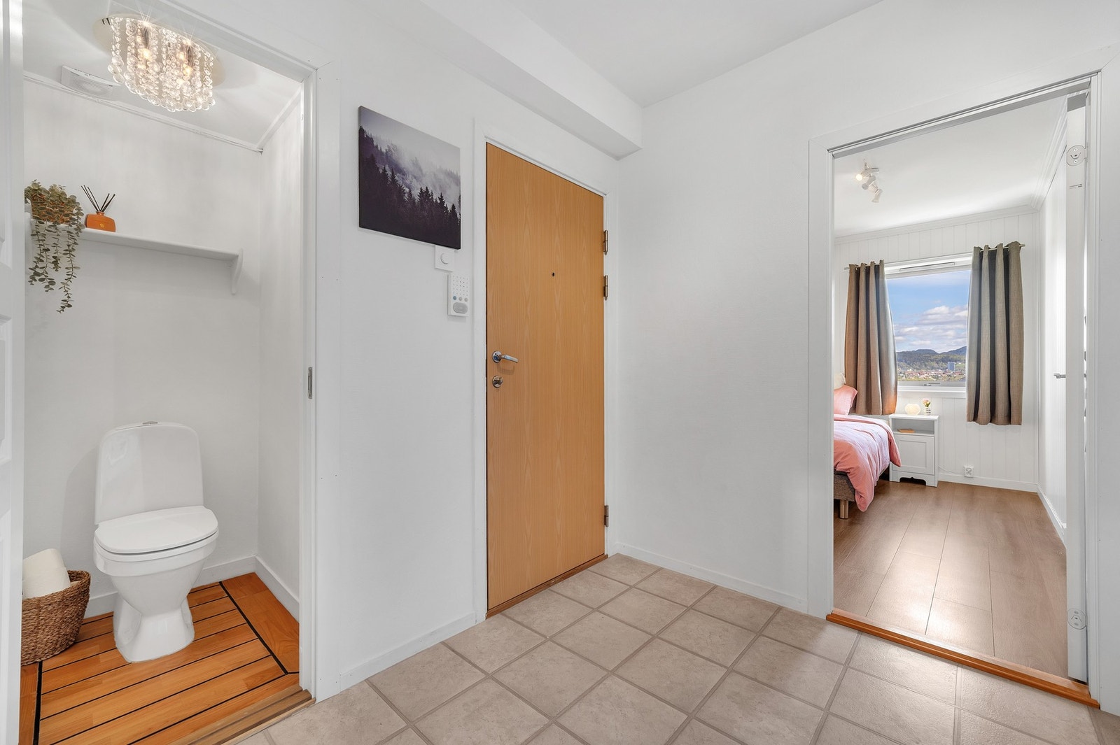 Separat toalettrom ved badet. Praktisk med tilgang på alle våtrom fra entré. Galleribilde