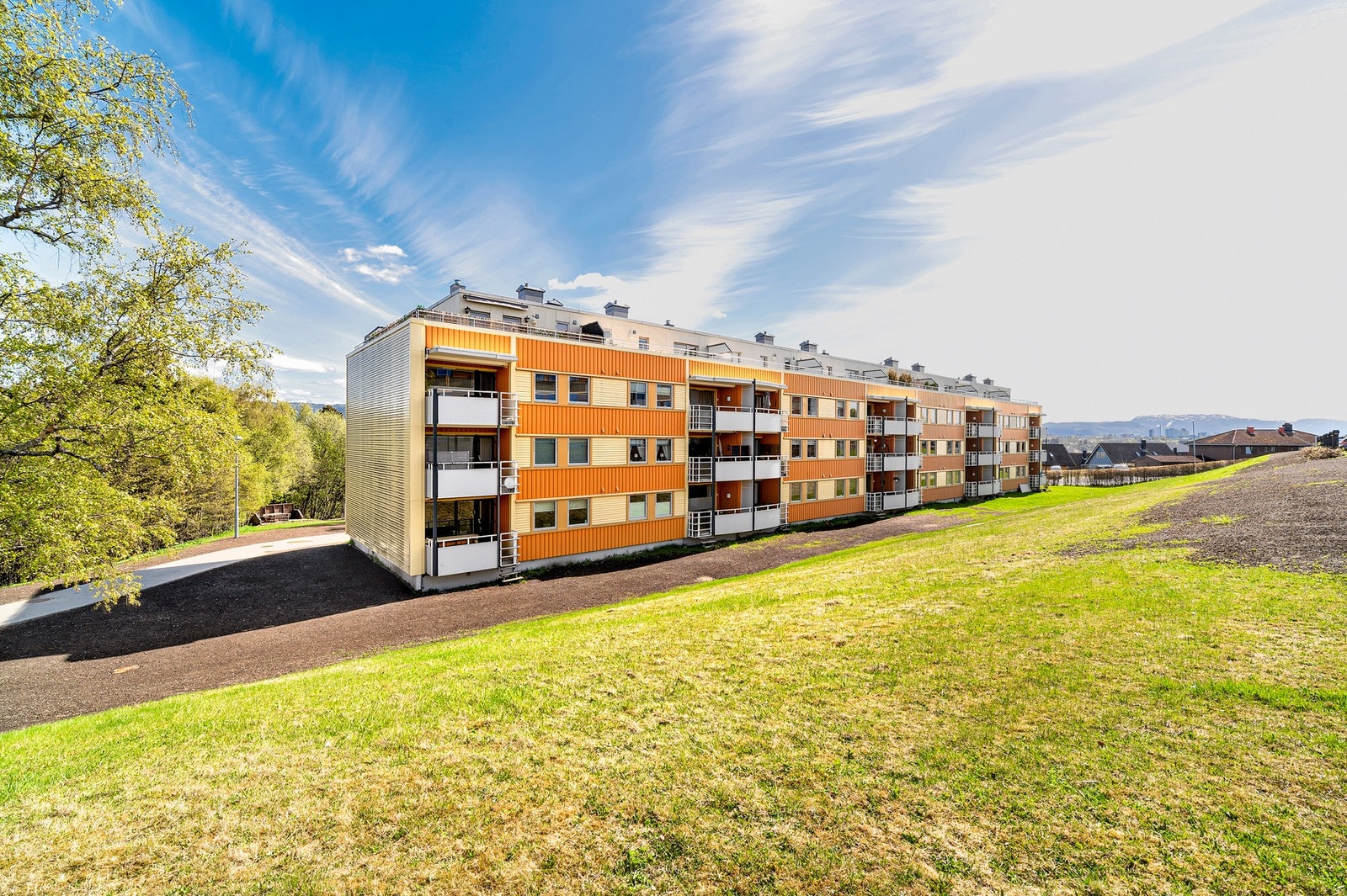 Selsbakkhøgda borettslag er et veldrevet borettslag, med luftig mellom blokkene, store grøntareal og stor lekeplass. Galleribilde