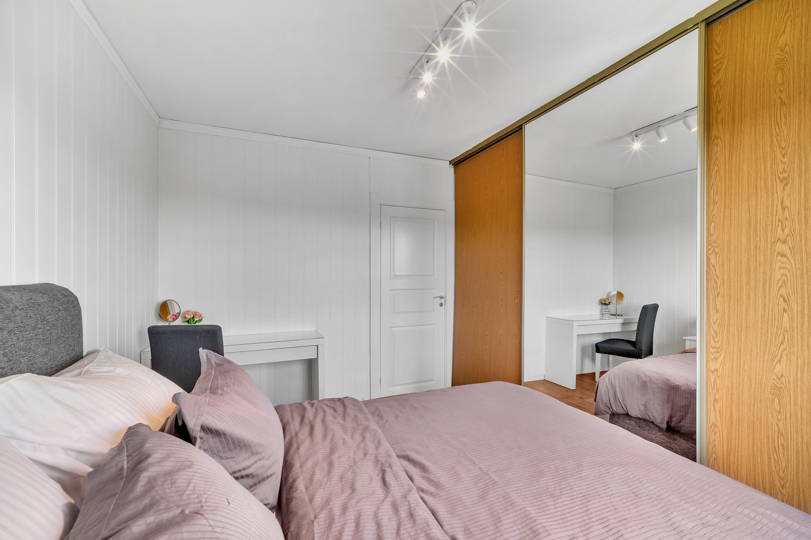 God plass til klesoppbevaring i en stor skyvedørsgarderobe. Galleribilde