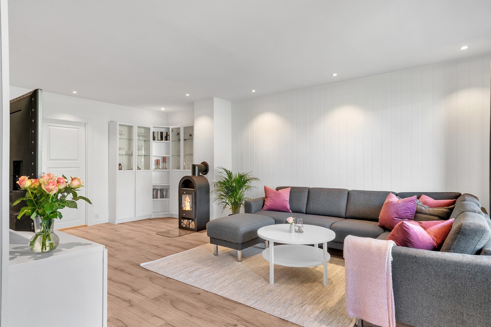 Leiligheten har en lys og innbydende stue på 25 m² med god plass til en større sofaseksjon. Galleribilde