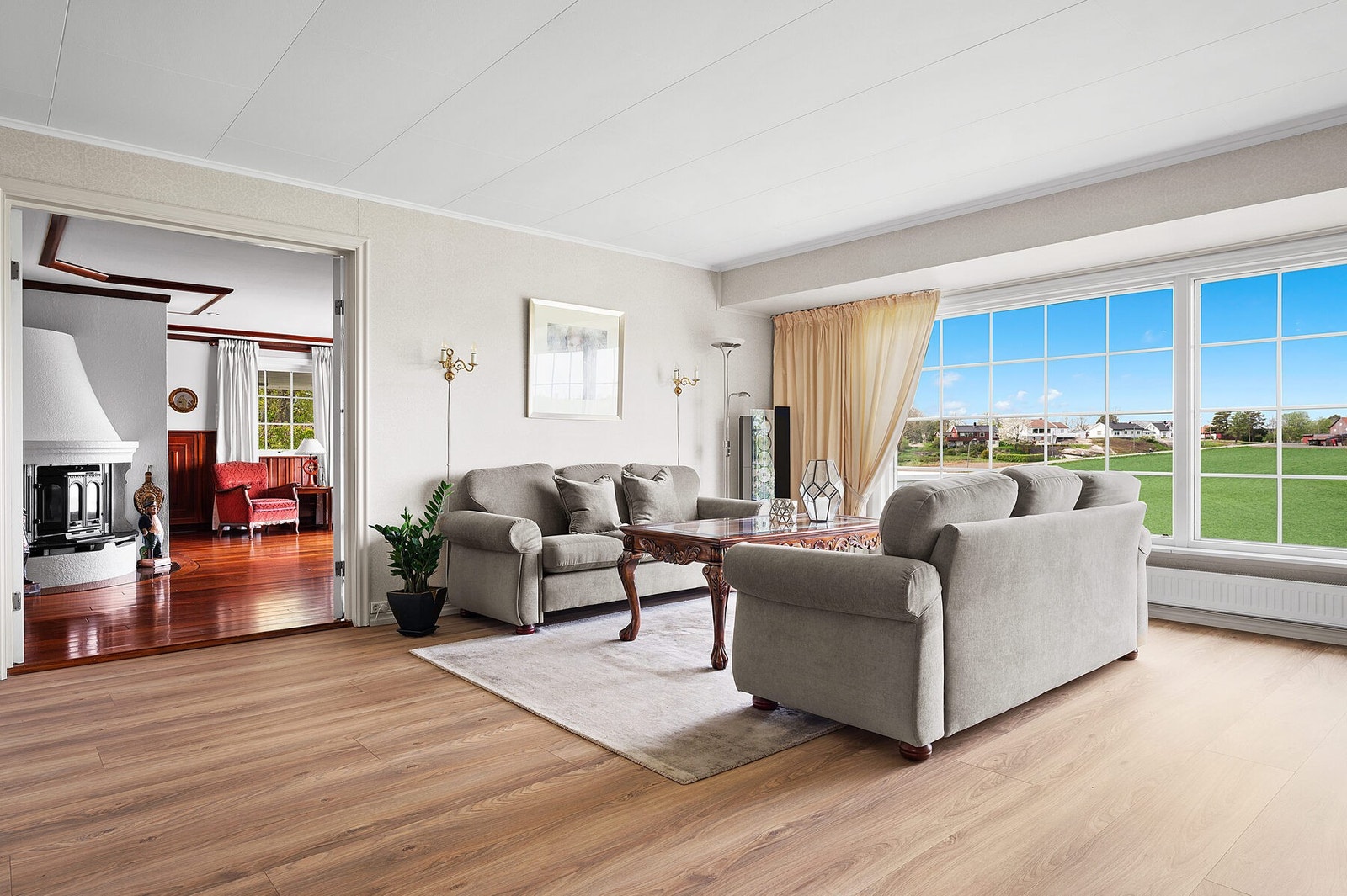 Fra hovedstuen har du til gang til peisstue og tv-stue Galleribilde