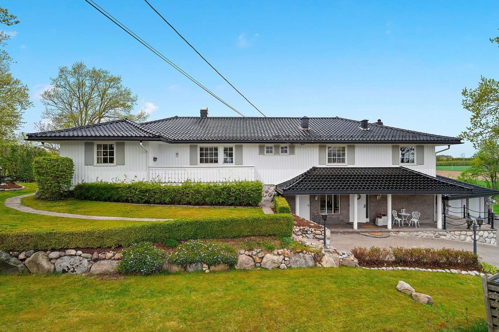 Boligen fremstår som velholdt med pent opparbeidet grøntarealer Galleribilde