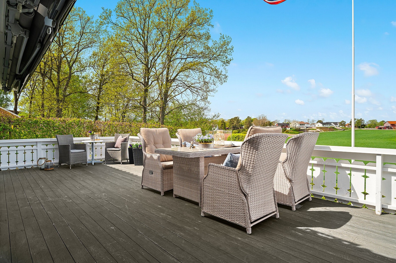 Hovedterrassen har en nydelig og landlig horisont Galleribilde