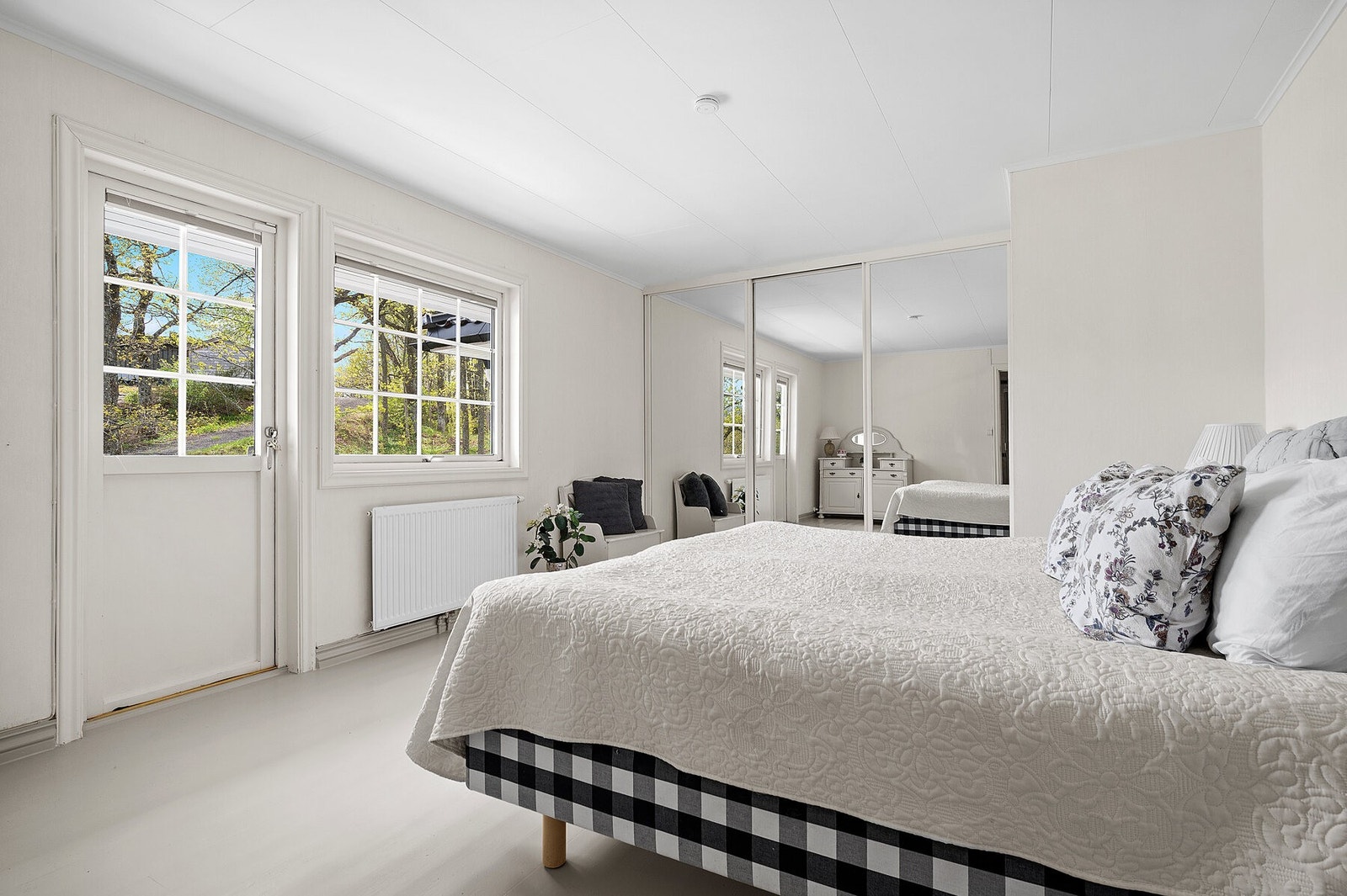 Hovedsoverom med skyvedørsgarderobe og utgang til terrasse Galleribilde